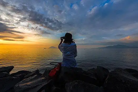 印尼海边女孩背影