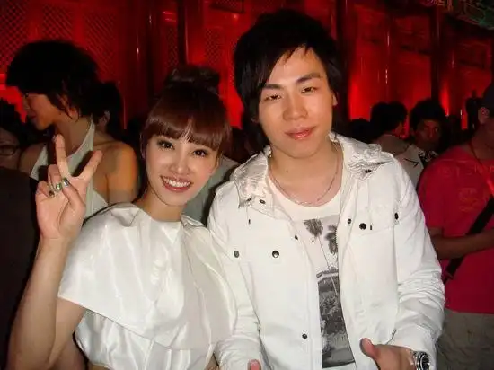 胡彦斌助阵奥运倒计时庆典见到梦中情人林志玲