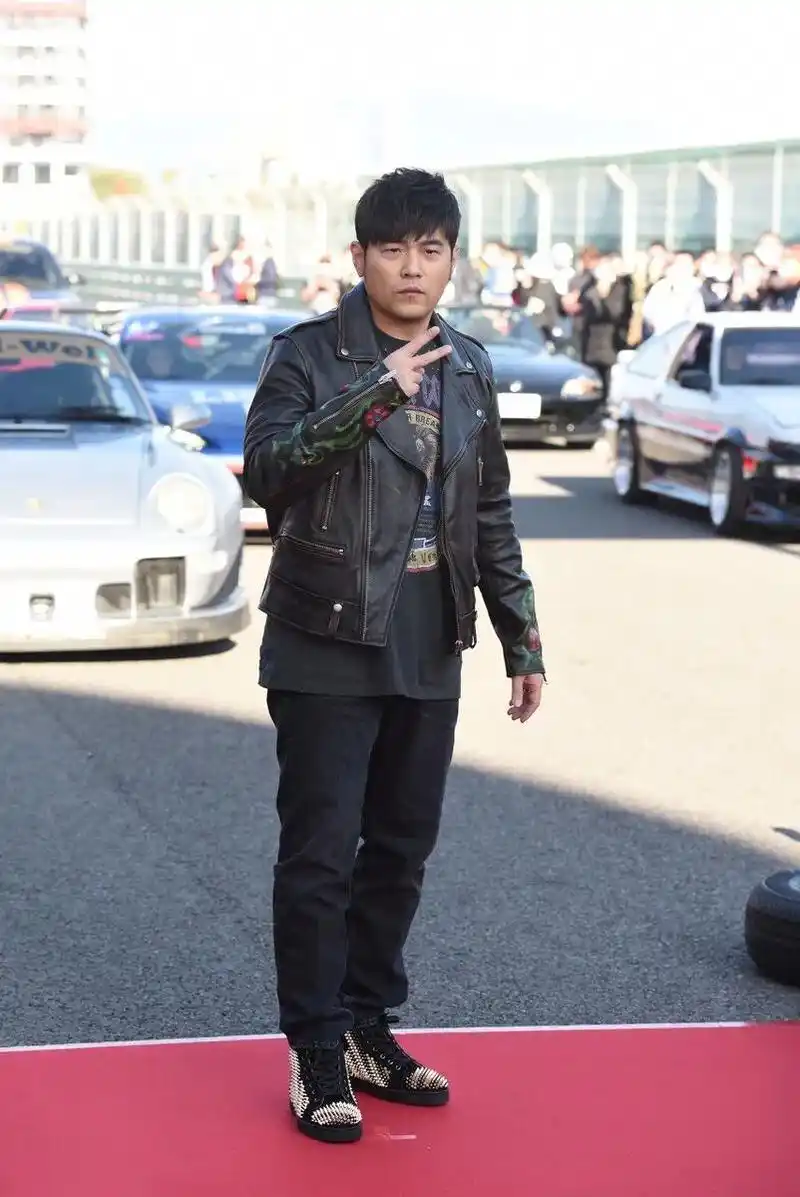 原创42岁周杰伦发福变大叔皮衣造型依旧霸气发型20年不变