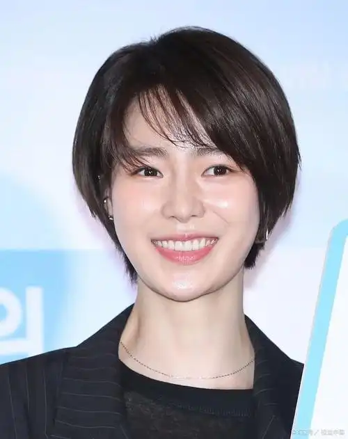 在娱乐圈中,也有不少女星选择剪掉长发,换上短发造型,不仅让自己的