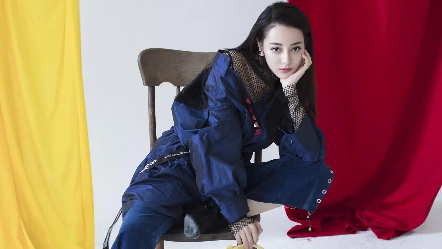 迪丽热巴自认腰粗,不穿旗袍,被导演强制要求穿上后,大家看呆了