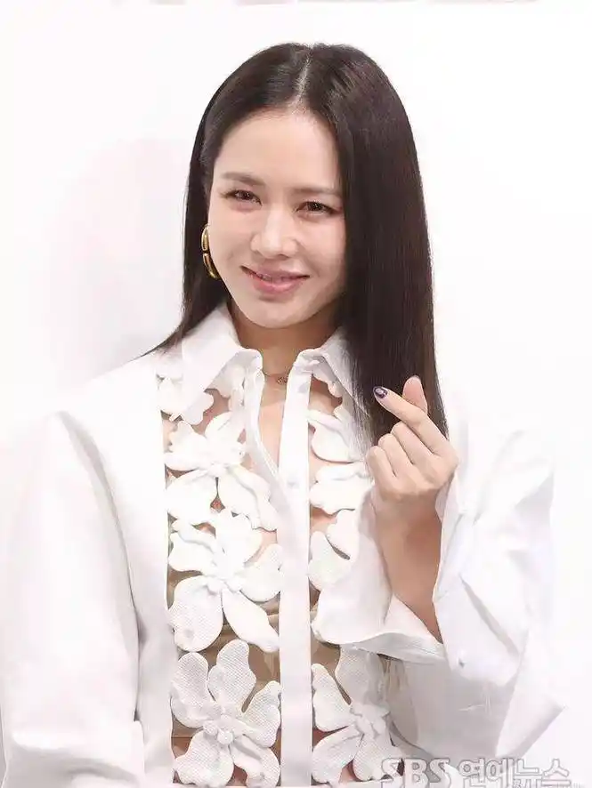 孙艺珍出席活动生图暴露细纹网友评论生孩子伤害大被反驳