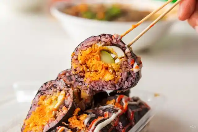 钵仔糕,紫米饭团,传统寿司,哪样美食承包了你的学生时代?