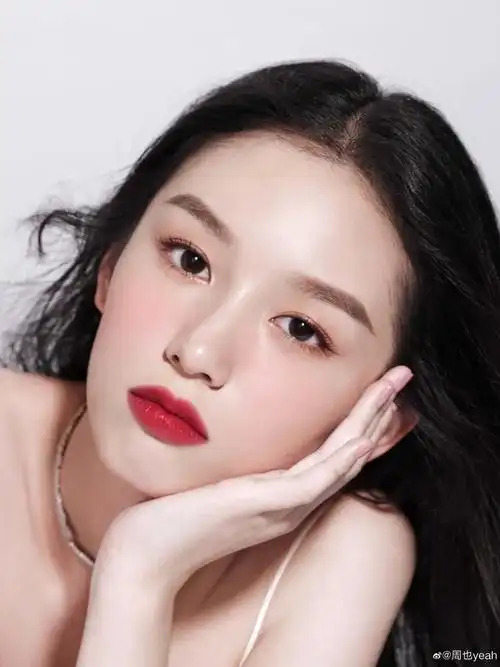 被太阳亲吻的腮红?看金晨绝美复古妆