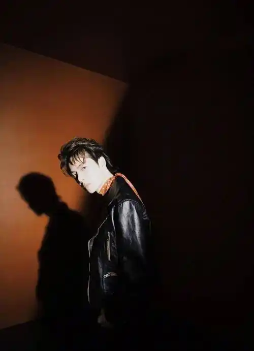 王一博曾说自己比较像《海贼王》中的罗罗诺亚·索隆,说得少做得多,有