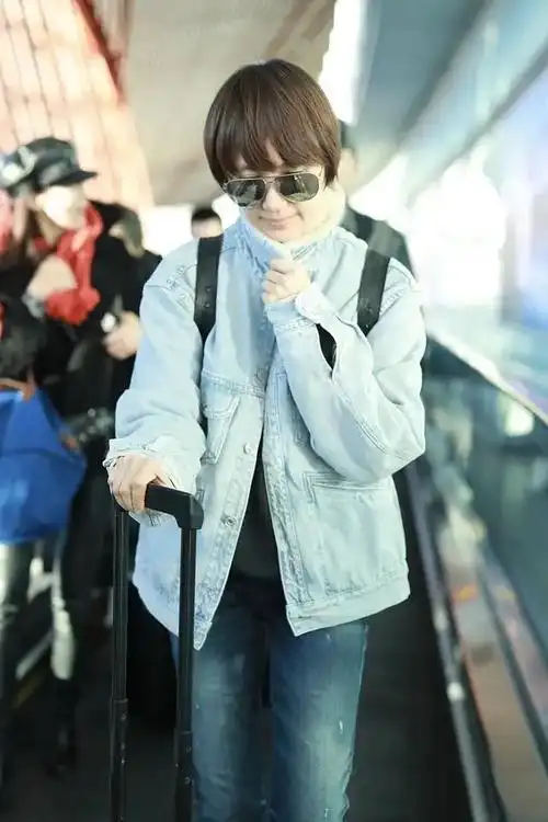 46岁的袁泉高级感无敌了,素颜穿卫衣 牛仔裤超有大牌范,像超模|袁泉