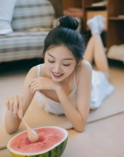 曲芷含和西瓜的美照,甜美可爱,楚楚动人!