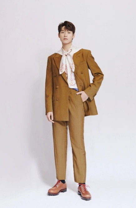 魏大勋走绅士风格?挑战棕色西服上台表演,效果不是一般好