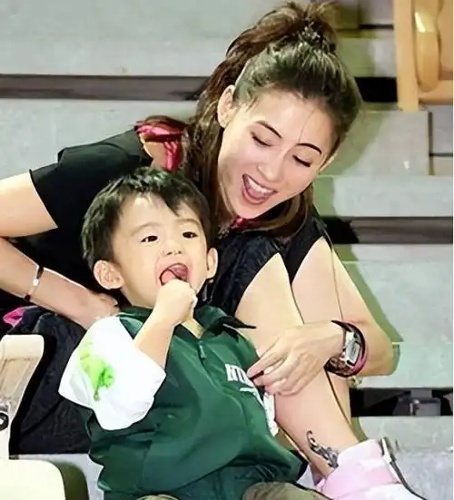 王菲生女传言惊爆上海,谢家两父子现状引热议