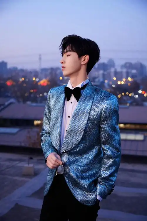 郭俊辰解锁新色系西装#今是帅气的小王子郭俊辰,蓝色星河西装优雅