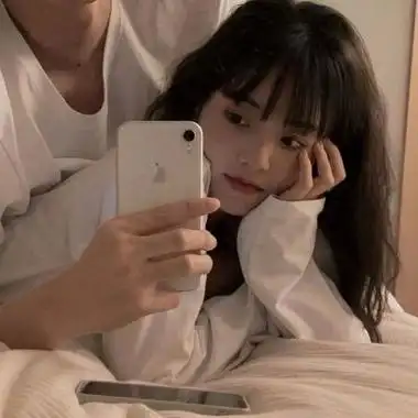 四目相视的深情唯美情侣头像一左一右 真人情头超甜超宠溺那种_情侣