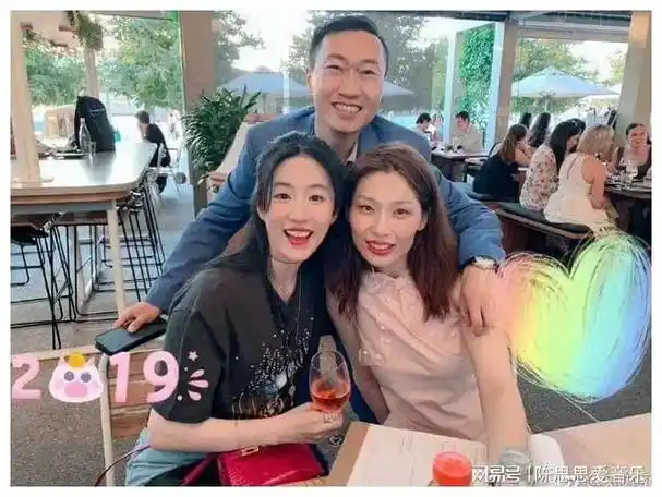 刘亦菲与表姐合照一家人的颜值真的绝了令人惊艳