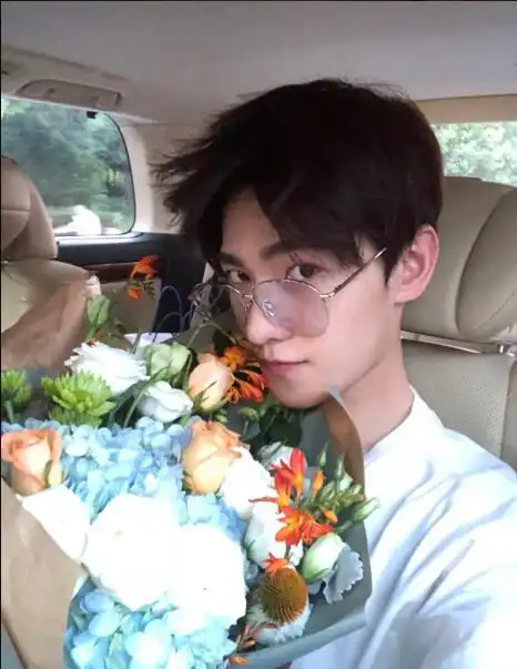 杨洋手捧鲜花晒自拍 这盛世美颜撩到你了么?