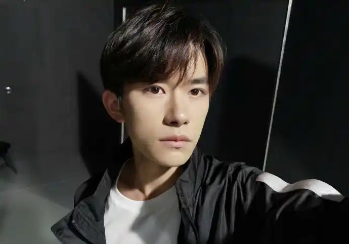 简介:易烊千玺高冷酷帅自拍照,分享一组易烊千玺图片给大家,图中的