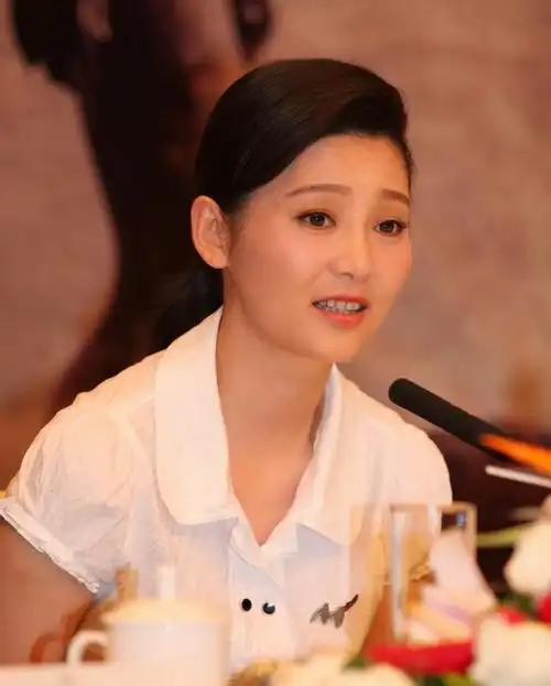 为了娶徐帆,被冯小刚"抛弃"的前妻张娣,如今她过得怎么样了?