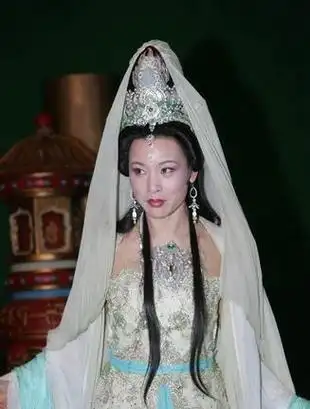 而陈冲的表演状态似乎也受到妆容的影响,要么是面无表情,要么就是一副