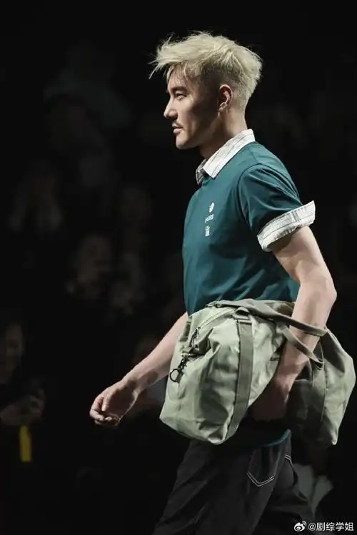 胡兵53岁走秀状态##胡兵是高龄最好的医美