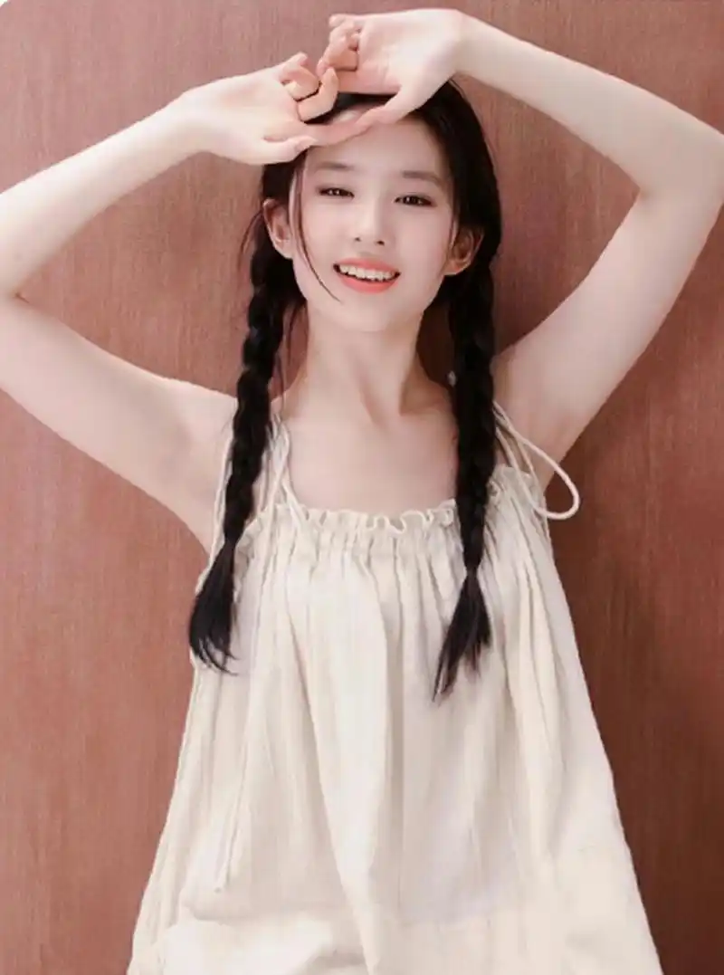 刘亦菲早期麻花辫造型图,真的不要太好看,又清纯又可爱