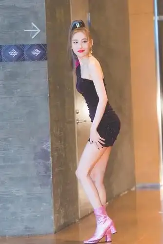 看她穿的斜肩紧身裙搭亮粉靴,你就知道啦!