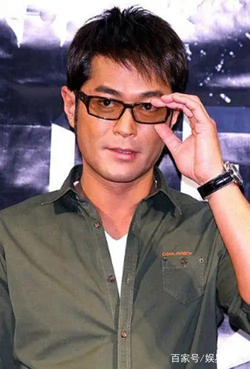 据说古天乐的近视高达700度.