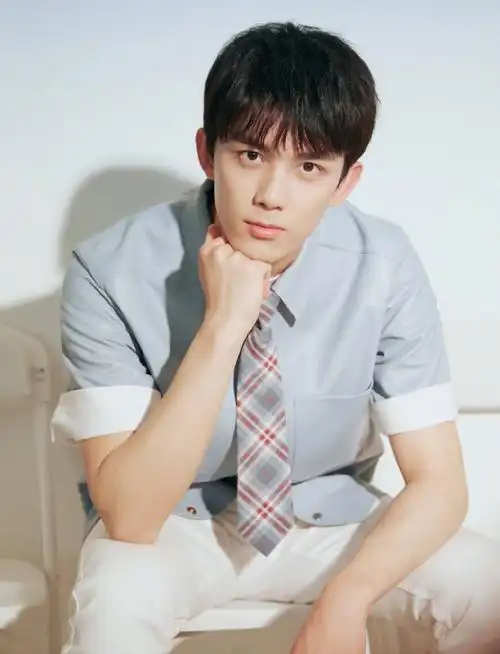 吴磊清爽帅气活动照图片