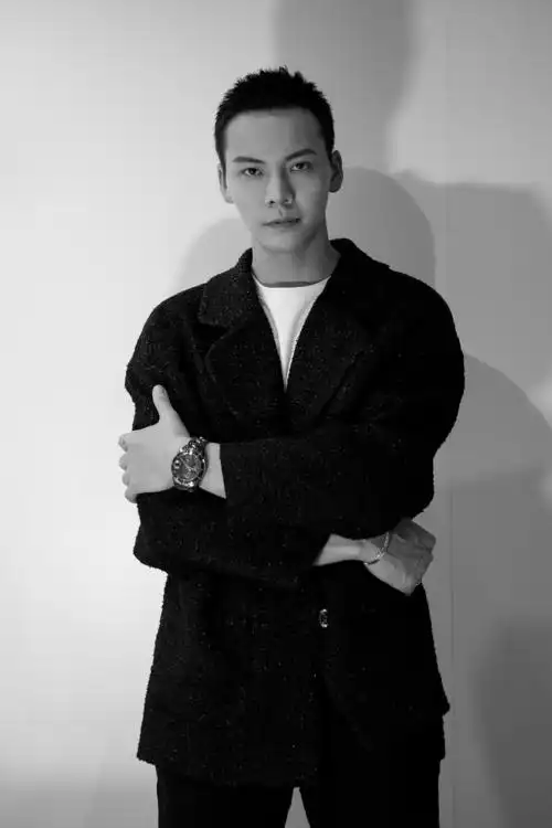 陈伟霆黑白质感写真曝光 诠释时间流逝下的艺术