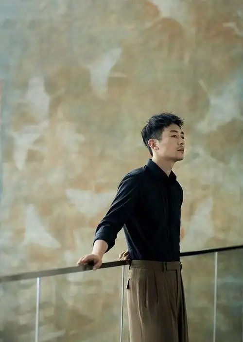 朱亚文莫兰迪高级穿搭简约帅气 倚靠栏杆拍摄大片随性自然