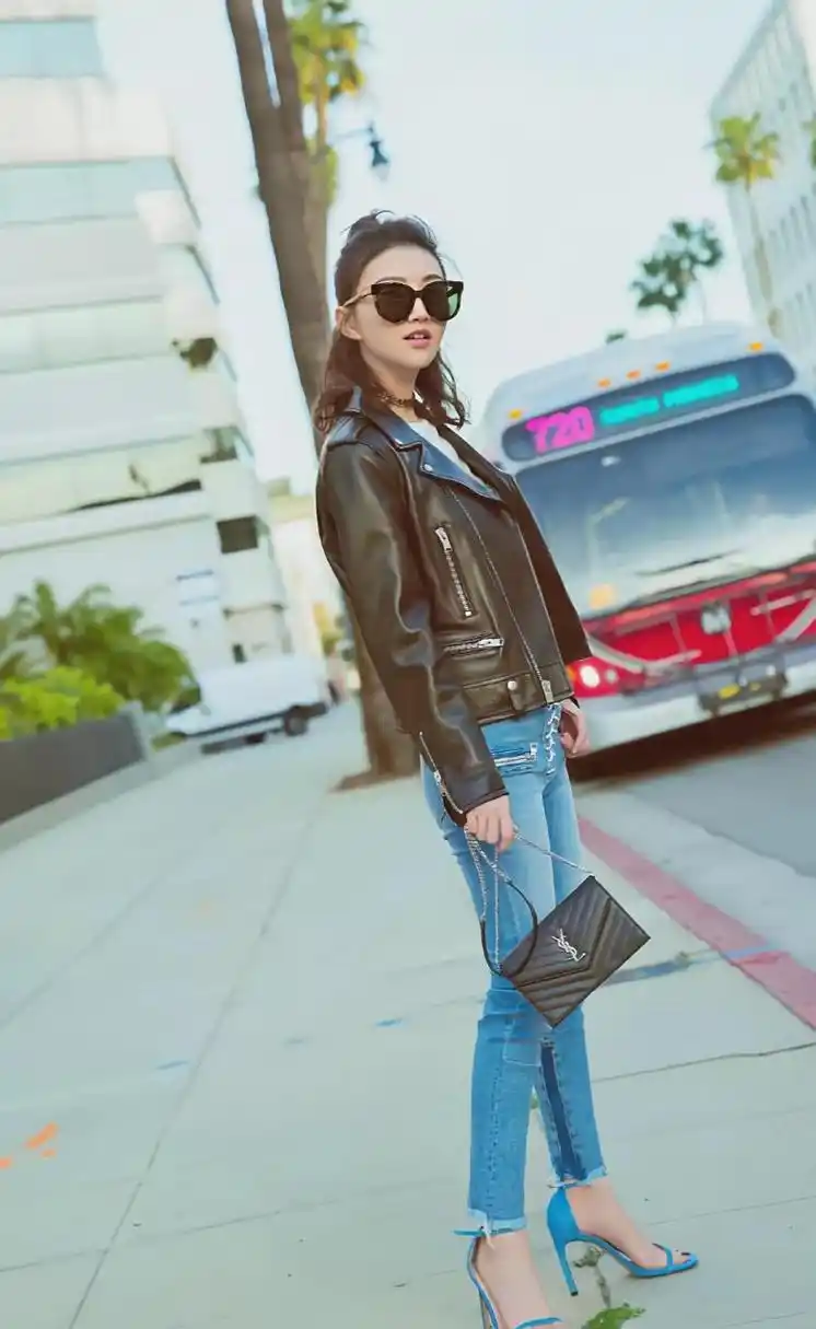 丸子头牛仔裤一字带高跟凉鞋[爱慕][爱慕]#景甜# #明星