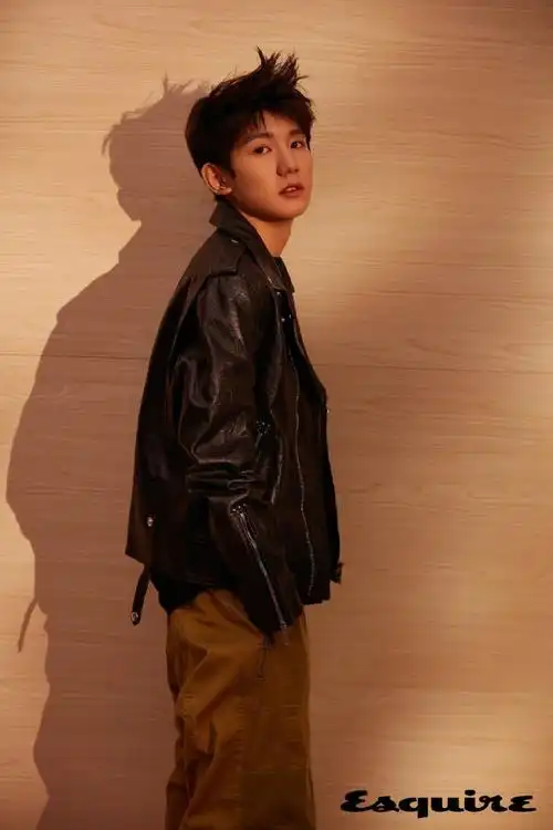 王源最新杂志封面曝光:"没睡醒"发型仰躺秀腹肌 zt