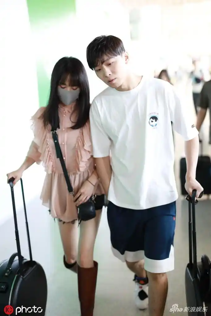 郑爽与男友甜蜜现身笑容满面 长腿纤细惊人