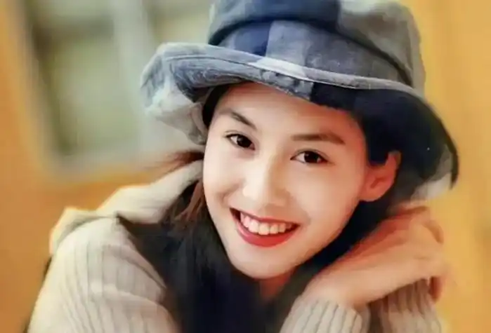 朱茵,1971年10月25日出生于中国香港,祖籍广东顺德,毕 - 抖音