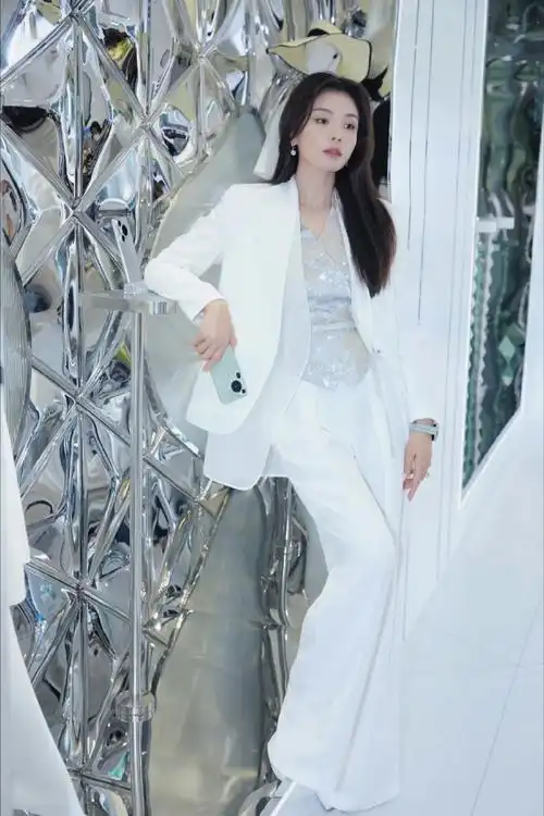 一身白色西装不要太美了好想立马飞去广州看"清清白白"的刘涛啊