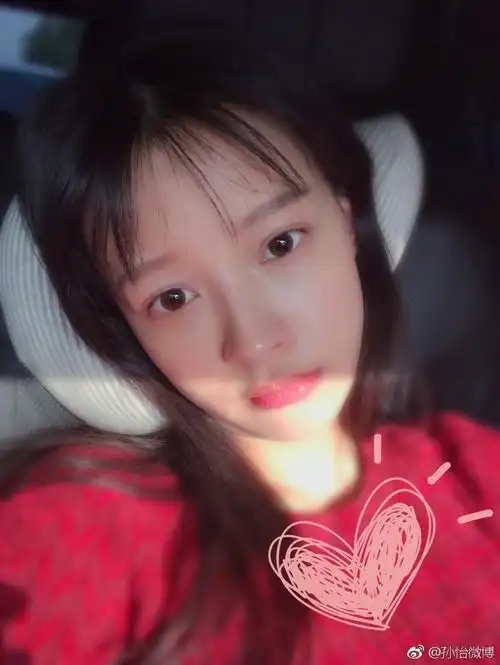 孙怡晒素颜自拍身材纤细哪像孕妇 称最怕扎耳洞