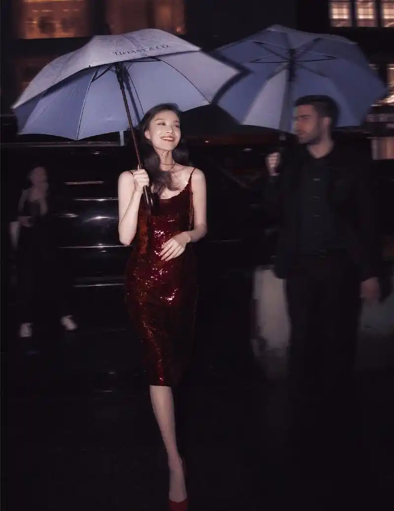 看了倪妮的撑伞神图,我终于理解女明星们为什么都去"模仿"了!