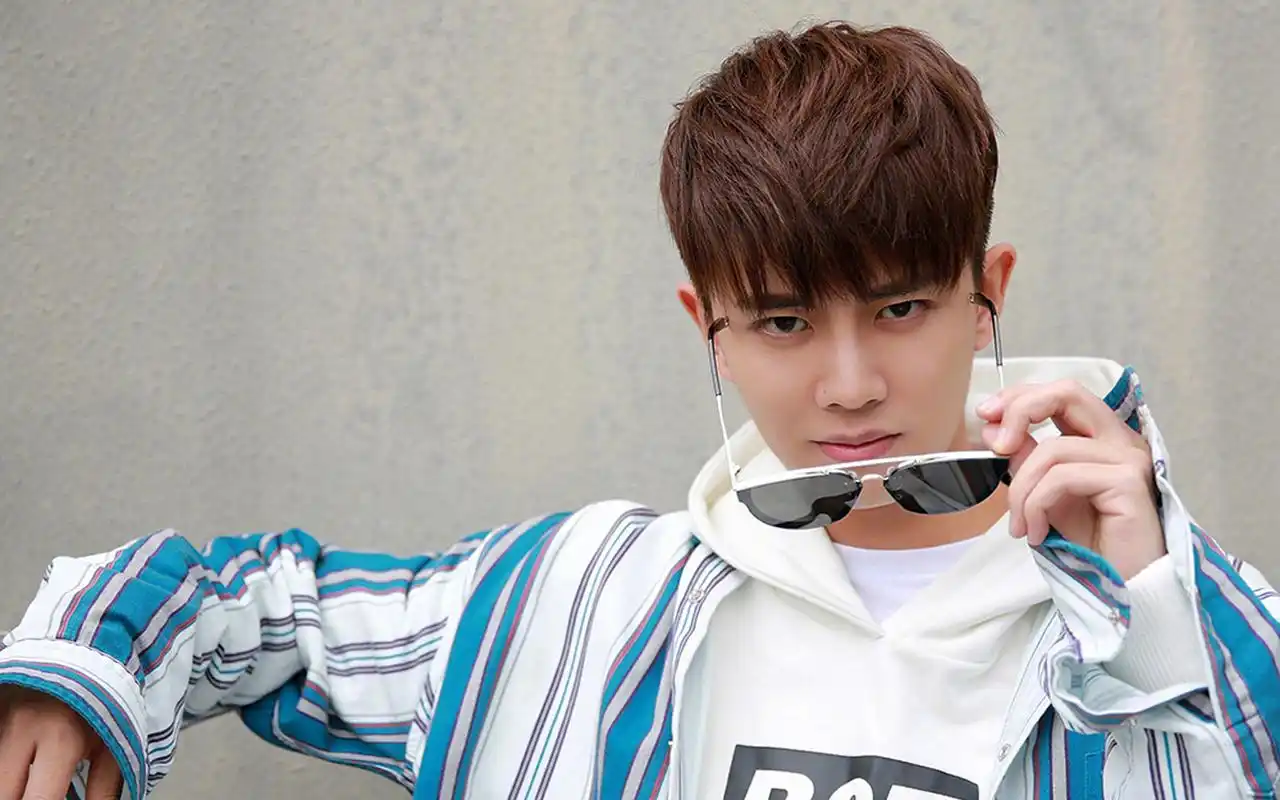 任嘉伦休闲帅气街拍图片电脑壁纸高清大图预览1920x1200_大陆明星下载