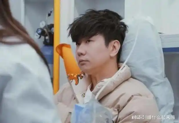 太拼命林俊杰演出中场进行雾化治疗发高烧仍强撑上台不让粉丝失望2