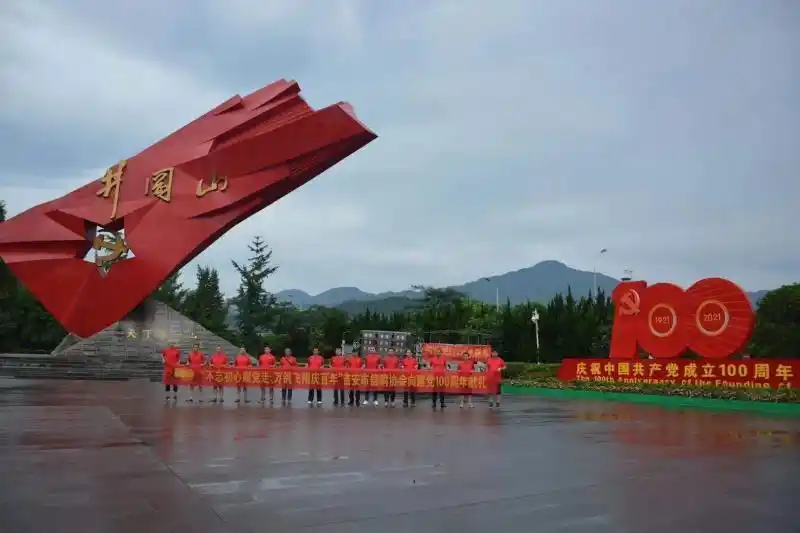 中国信鸽行业向中国共产党建党100周年献礼10万羽和平鸽在天安门广场