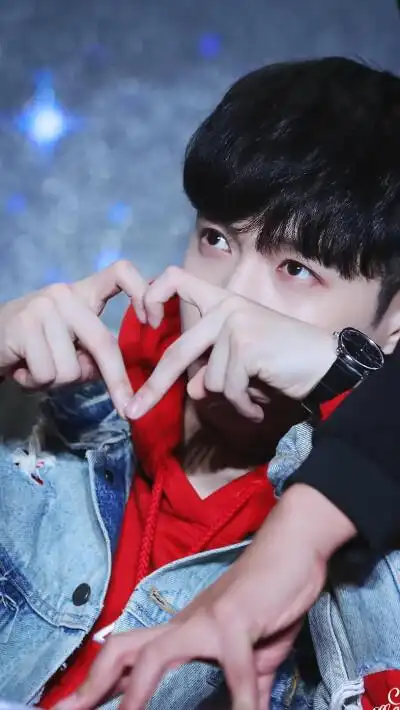 张艺兴比心的图片