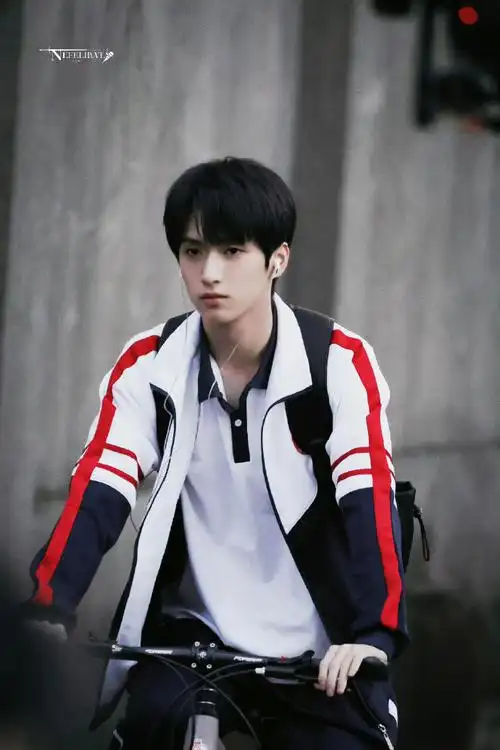 后座和你干净的衣裳那些时光漫长仿佛夏天永远晴朗🍃☀️严浩翔