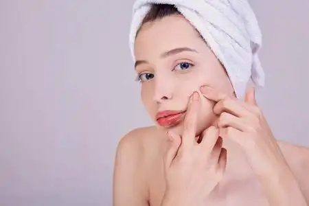 洗澡用海绵美女示范如何污染和清洁脸上的毛孔.