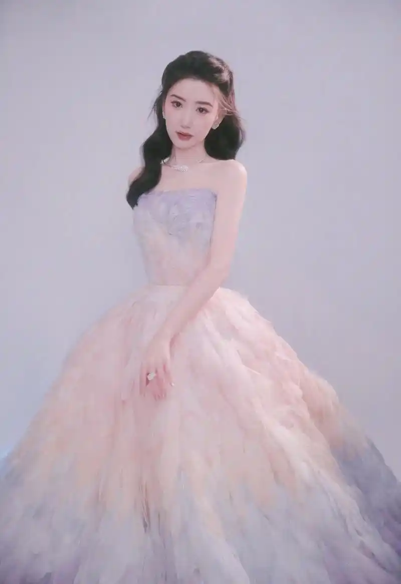 毛晓彤的一组美照曝光,她身穿一袭彩色渐变羽毛裙,绑公主发型甜 - 抖