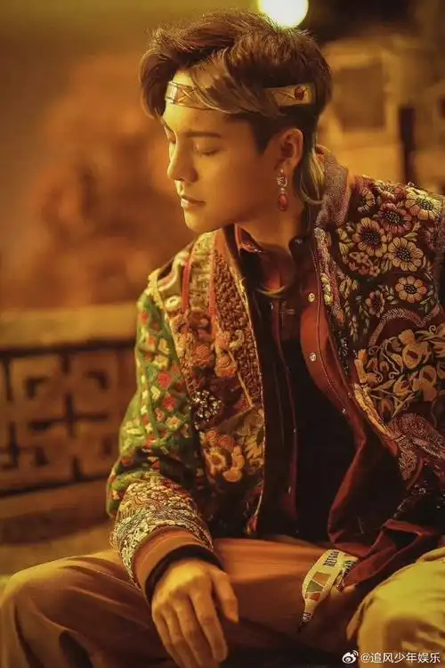 陈伟霆的耳骨夹