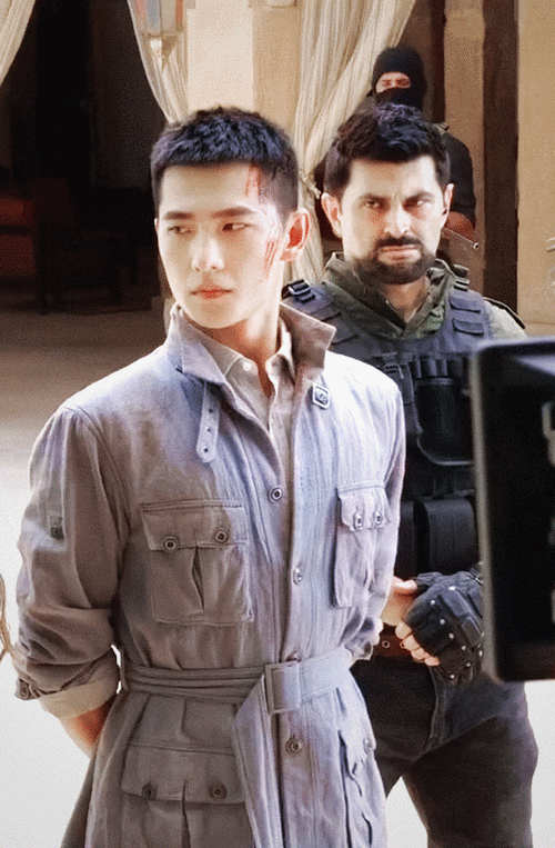 杨洋我的人间烟火路透图#杨洋寸头也太帅了吧!