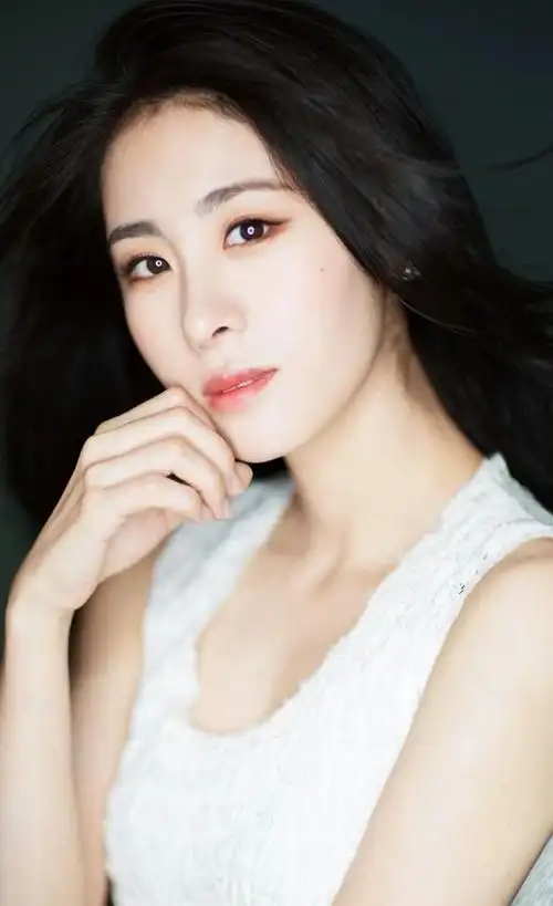 张碧晨高清俏丽美照楚楚动人