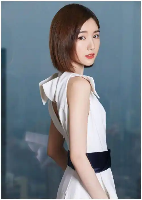 毛晓彤可盐可甜,身穿白色连衣裤配她的短发造型,瞬间气场全开_设计