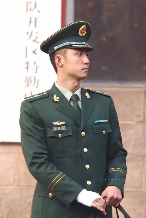 黄景瑜超话#很高兴yu见你#笔挺的军装下包裹着健硕的肌肉#黄景瑜1130