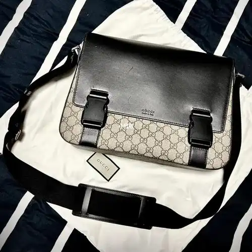 gucci男包黑色拼老花翻盖邮差包