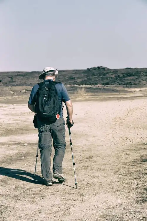 非洲的老背包人在土地上行走