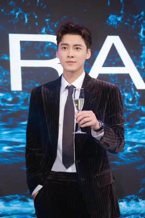 李易峰真是"雕像"身材,穿西装真立整,和迪丽热巴同框太养眼了_造型