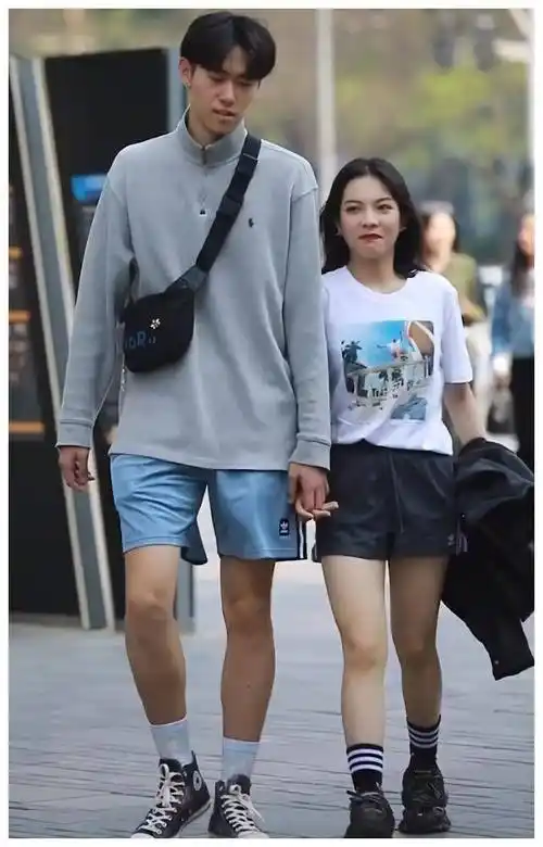 这样的情侣在街上走着也很扎眼. 有身高差的情侣感觉很恩爱.